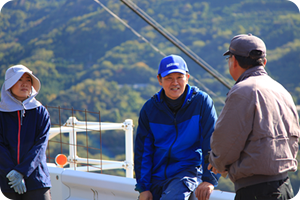 道端で話している地元民