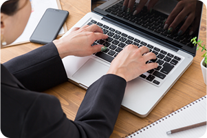 パソコンのキーボードで文字を入力している男性