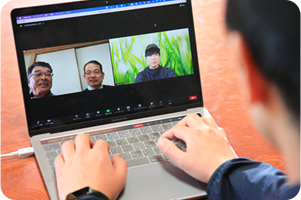 オンライン会議をしている男性1