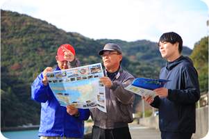 地図を開いて道案内をしている様子