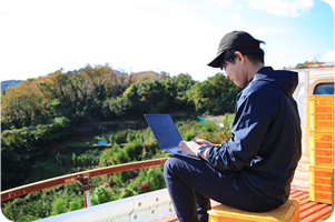 休憩中にパソコンを開いている男性