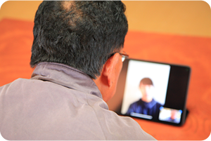 オンライン会議をしている男性2